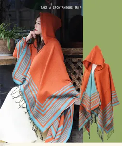 Vista detallada de la capa con capucha para mujer con rayas naranjas y azules.