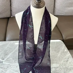 Detailansicht eines dunkelvioletten Chiffon-Schals mit hellblauen abstrakten Linienmustern.