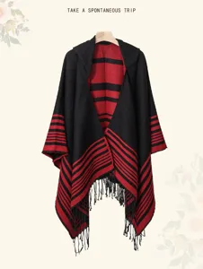 Otoño invierno poncho capa negro rojo a rayas con capucha y flecos imitación cachemira.