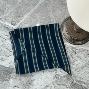 Eleganter gestreifter Seidenschal aus Chiffon-Imitat, modisches Accessoire für Damen.