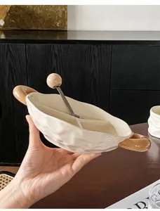 Geteilter Keramik-Essteller mit Griffen und Löffel, ideal für Hausmahlzeiten, Frühstück und Diät.