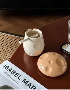 Keramik Krater Aschenbecher Detailaufnahme, kreative Tischdeko Dekoration für Zuhause und Accessoire.