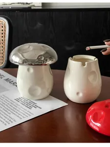 Süßer Keramik Pilz Aschenbecher mit Deckel, stilvolle Tischdeko und aschedichtes Wohnaccessoire.