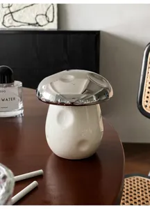 Süßer Keramik Pilz Aschenbecher mit silbernem Deckel für moderne Tischdeko zu Hause.