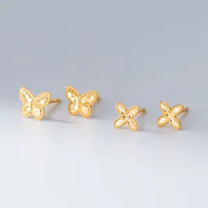 Nahaufnahme von S925 Sterlingsilber lasergeschnittenen Schmetterling Ohrringen.