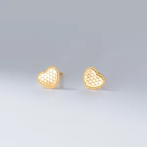 S925 Silber lasergeschnittene Herz Ohrstecker Detailansicht mit feiner funkelnder Textur.