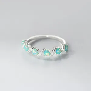 Exquisite Nahansicht eines geschwungenen Sterling Silber Rings mit funkelnden Opalen und Zirkonia.