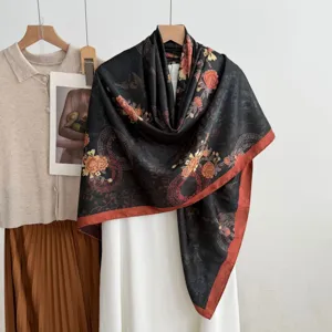 Vista dettagliata dell'elegante foulard in seta nero e rosso in stile cinese con stampa floreale.