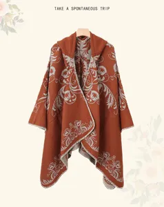 Détail de la cape à capuche en tricot ethnique avec motif floral rétro et couleur rouille.