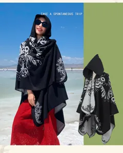Cape à capuche ethnique pour femme, châle imprimé floral noir et blanc pour hiver chaud.