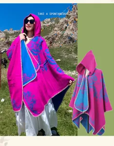 Cape châle à capuche style ethnique, vêtement d'hiver chaud colorblock pour voyages.