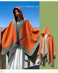 Capa con capucha de estilo étnico con cenefa griega geométrica, prenda exterior cálida otoño.