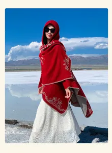 Cape ethnique a capuche pour femme rouge pour voyage hivernal photographie et vetement chaud exterieur.