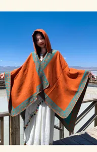 Poncho con capucha naranja de estilo étnico con patrón geométrico azul, ropa de otoño cálida.