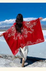 Vue détaillée du poncho ethnique à capuche pour femmes, cape rouge en tricot motifs floraux.