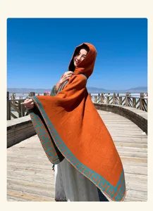 Capa con capucha de estilo étnico para mujer, poncho naranja con patrón geométrico azul.