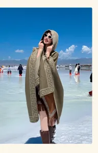 Capa de punto con capucha y patrón geométrico, ideal para fotos de viajes.