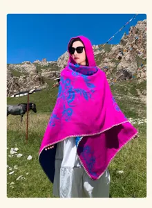 Cape à capuche style ethnique pour femme, rose vif avec motif floral bleu, idéale pour voyager.