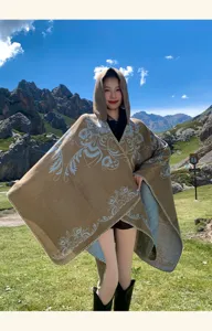 Style ethnique cape en tricot a capuche châle manteau chaud d'hiver femme voyage photo extérieur