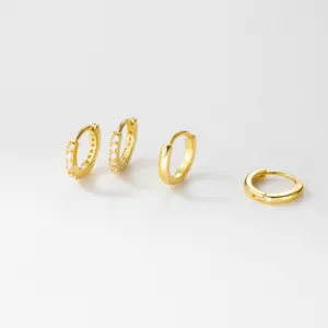 Elegantes kleines Gold-Creolen-Set mit Zirkonia und polierten glatten Designs für den Alltag.