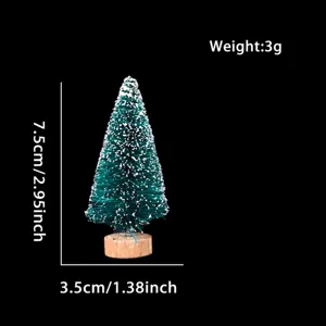 Mini ornamento per albero di Natale con aghi di pino verdi innevati e base in legno.