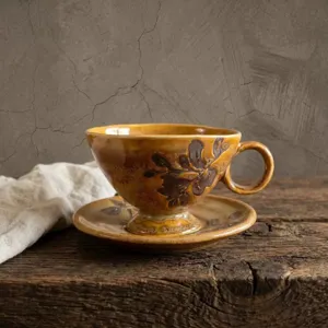 Primo piano dettagliato della tazza da caffè in ceramica vintage con smalto rustico.