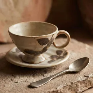Set tazza e piattino da caffè in ceramica rustica con cucchiaio, stile retro chic.