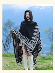 Vista detalle capa con capucha y bufanda para mujer, elegante diseño a rayas negro gris otoño invierno.