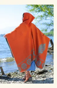 Detailed view of the ethnic style hooded cashmere-feel cape, featuring exquisite feather print.