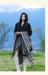 Poncho con capucha estilo étnico de mujer, chal de invierno cachemir a rayas blanco negro.