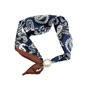 Collier foulard en soie à imprimé cachemire bleu marine avec élégant fermoir perle.