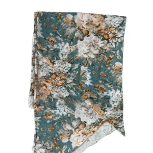 Echarpe plissee a fleurs vintage pour femmes avec details dores brillants vue principale