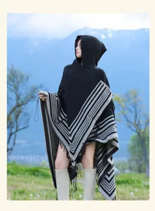 Vista detallada del poncho capa con capucha de temporada para mujer con borde de rayas chic.