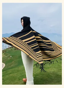 Vista detallada del poncho con capucha, elegante chal de punto a rayas para otoño e invierno.
