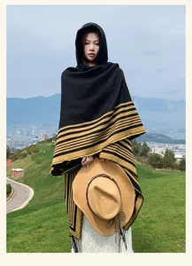 Vista exterior detallada de un elegante poncho chal con capucha a rayas negras en estilo étnico.