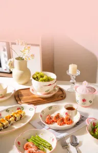 Set di stoviglie in ceramica con design floreale, ideale per la cucina e la tavola di tutti i giorni.
