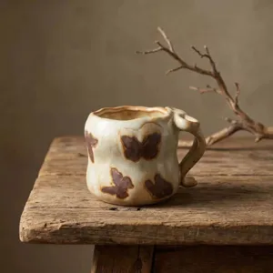 Handgemachte Keramik Kaffeetasse im Retro Schmetterling Muster, Kunst Stil Fruehstueckstasse.