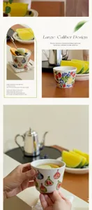 Dettaglio di una tazza da caffè in ceramica vintage con motivi di frutta dipinti a mano.