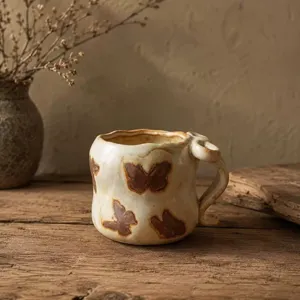 Tasse à café en céramique faite à main vintage avec motif de papillon, tasse rustique.