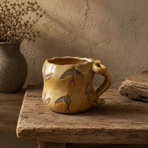 Tasse a cafe en ceramique faite a la main avec motif d'oiseau et poignee pour le bon matin.