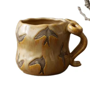 Tasse a cafe en ceramique vintage faite a la main avec motif de papillon, artistique.