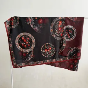 Vista dettagliata del foulard in seta in stile cinese 140x140 cm elegantemente drappeggiato.