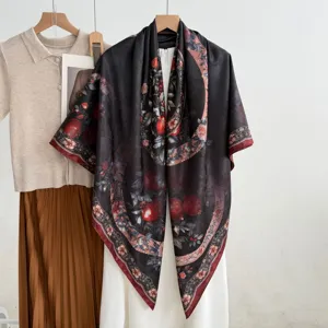Dettaglio di foulard in seta con stampa floreale di melograno tradizionale e tessitura raffinata.