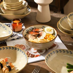 Set di ciotole e piatti in ceramica vintage giapponese, stoviglie eleganti per pasti a casa.
