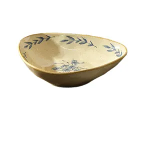 Ciotola in ceramica retrò giapponese con design triangolare irregolare e motivo floreale blu.
