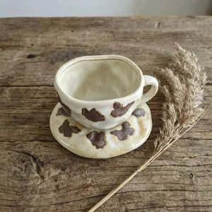 Taza de café de cerámica artesanal con platillo y diseño retro para el hogar y oficina.