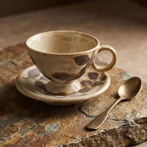 Set tazza da caffè e piattino in ceramica gres retrò con motivo creativo per uso domestico.