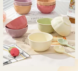 Set de bols en céramique, bols et cuillères pastel pour salade, yaourt et usage quotidien à la maison.