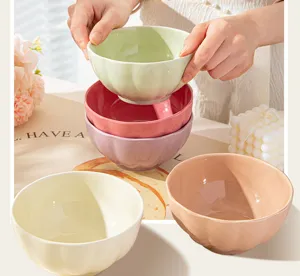 Bol en céramique vue de détail, joli design de pétale, couleurs pastel pour la cuisine.