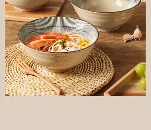 Gedetailleerd shot van Japanse keramische ramenkom, vintage gestreept servies voor soep.